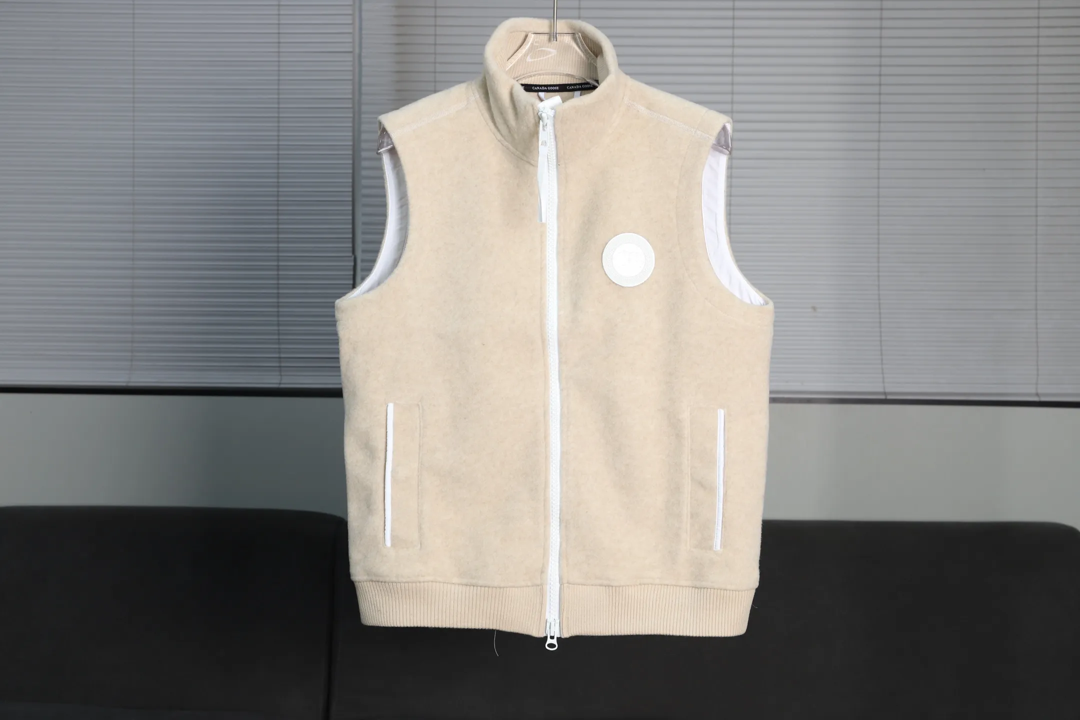 P640 Big Goose White Label Cashmere Vest Canada Goose Canada Goose Humanature Series Ski Season White Label Warm, Windproof, Breathable, Soft Solid Color Stand Collar Logo Label Zipper Casual Sleeveless Vest Mersey Solid Color Stand Collar Fitted Sleeveless Vest Exclusive Customized Wool Fabric Compare only with ZP There is no need to elaborate on the popularity of this season’s new style. The fabric is warm and comfortable long plush and easy to put on and take off. High-tech breathable space cotton liner makes the whole dress very stiff. At the same time, it is soft, comfortable and lightweight. Breathable, soft, not sweaty, lightweight, stylish, and not deformed. The iconic double-striped reflective strips are designed behind the collar and hat. No detail is missed. High-density goose badge. All threaded accessories are customized. Three colors to choose from. Each one is super western. The upper body effect is very high-end. The loose version is not bloated at all. It is quite fashionable. It can be said to be a very unique design. This year's must-have style is the same for men and women🔥 Color: light gray dark gray Khaki